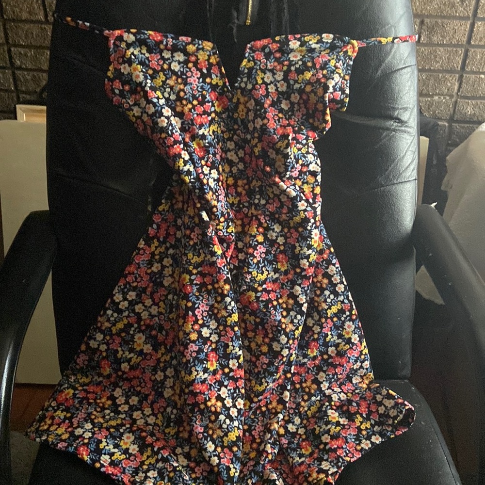 A flower printed dress with open back 2x
